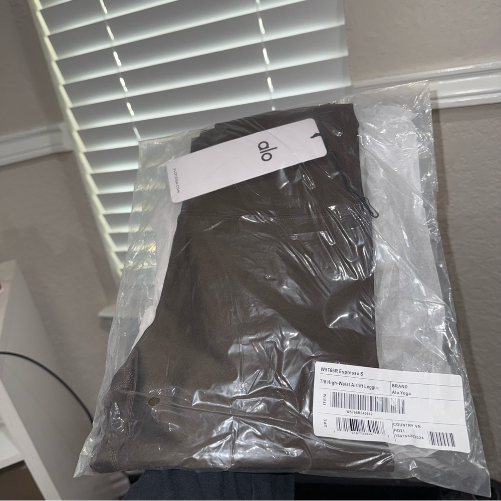 NWT Alo espresso 7/8 High-Waist Airlift Legging small